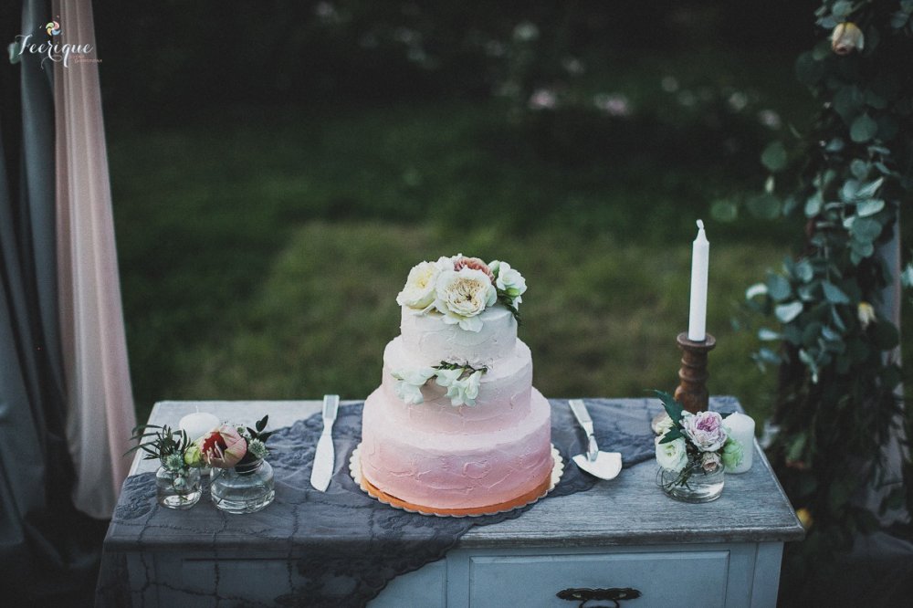 Торт-омбре с цветами на свадьбе под открытым небом
