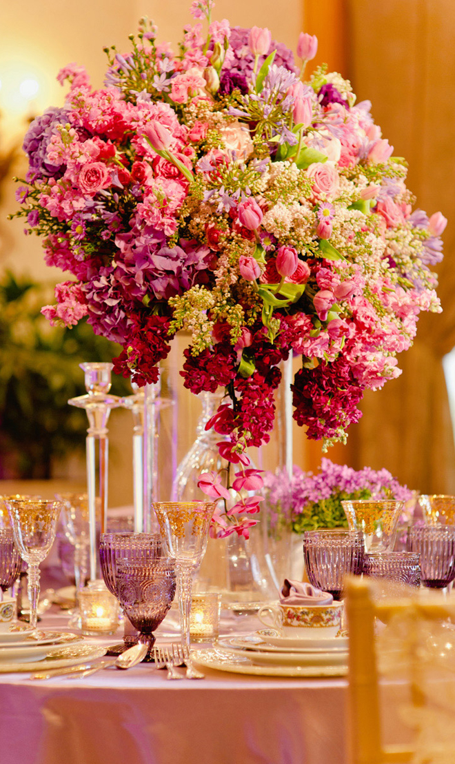 Оформление свадебного стола шикарными букетами цветов