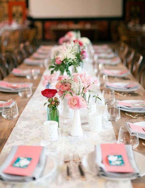 Лаконичное оформление свадебного стола: цветы в маленьких вазах